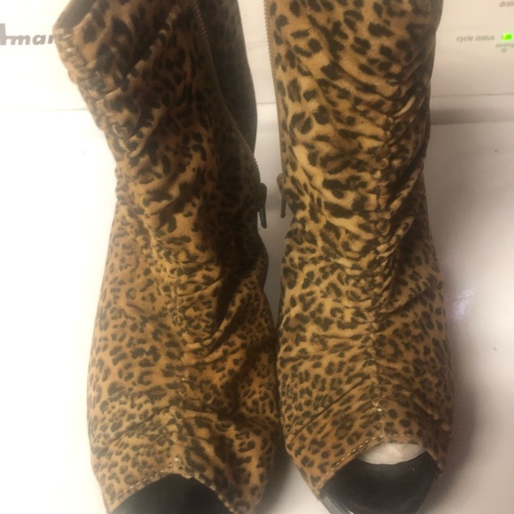 🔥Women leopard print bootie - never worn - Picture 2 of 3